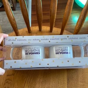 2 coffee mug. Bed bath and beyond brand . Comes with luggage tag